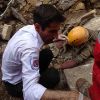 نجات یک مصدوم از زیر آوار با تلاش بی وقفه آتش نشانان  | عکس از : محمد مهدی سلیمان