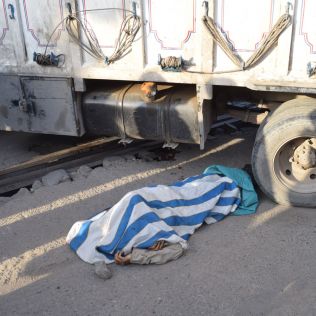 آتش نشانی نیشابور - مرگ عابر در زیر کامیون