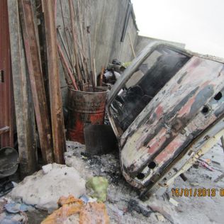 آتش نشانی نیشابور - برشکاری بر روی خودرو در یک مرکز اسقاط خودرو باعث آتش سوزی شد