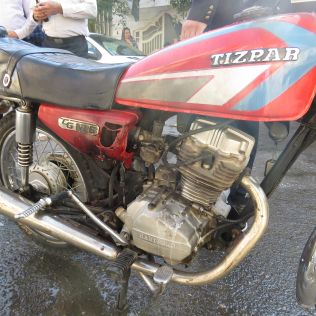 آتش نشانی نیشابور - آتش سوزی موتورسیکلت در داخل پارکینگ منزل مسکونی مهار شد