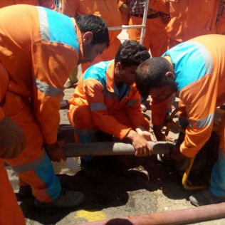 آتش نشانی نیشابور - آموزش کار با موتور پمپ ها برای نیروهای خدمات شهرداری برگزار شد