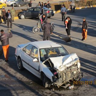 آتش نشانی نیشابور - سرعت در جاده لغزنده باعث واژگونی خودرو سواری شد