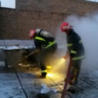 آتش نشانی نیشابور - آتش سوزی مغازه لباس فروشی توسط آتش نشانان مهار شد