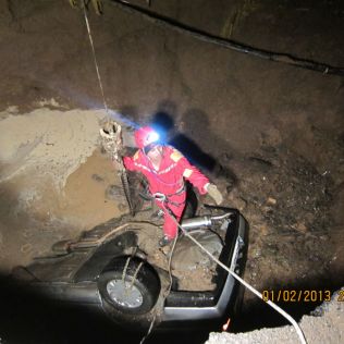 آتش نشانی نیشابور - زمین خودرو پژو را بلعید