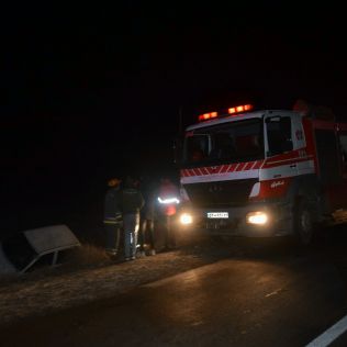 آتش نشانی نیشابور - واژگونی خودروی پراید 2 مصدوم به جا گذاشت.