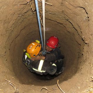 آتش نشانی نیشابور - نجات جان جوان 30 ساله از عمق چاه ده متری
