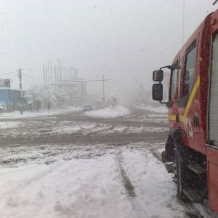 آتش نشانی نیشابور - حوادث روز برفی و نجاتگران آتش نشان در کنار مردم