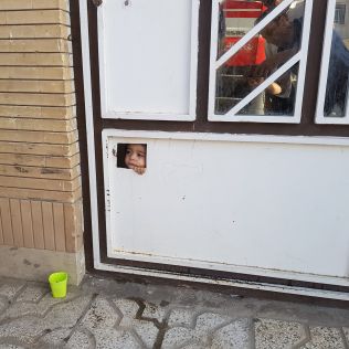 آتش نشانی نیشابور - کودک دو ساله تنها در پشت درهای بسته