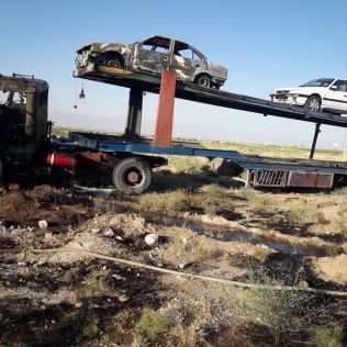 آتش نشانی نیشابور - آتش سوزی تریلی سواری کش حامل 6 دستگاه خودرو