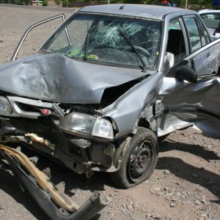 آتش نشانی نیشابور - برخورد پراید با تیر چراغ برق