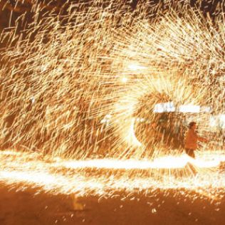 آتش نشانی نیشابور - آتش نشانان با آمادگی کامل به استقبال چهارشنبه آخر سال رفتند