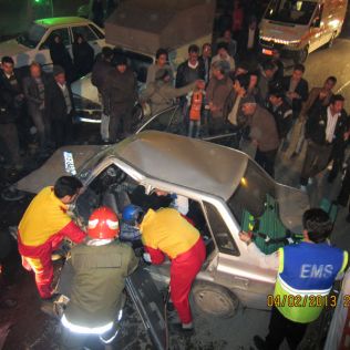 آتش نشانی نیشابور - تصادف پراید با سمند یک مصدوم بر جای گذاشت