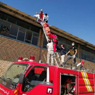 آتش نشانی نیشابور - نجات دو پاراگلایدر سوار از روی سقف سوله صنعتی در درود