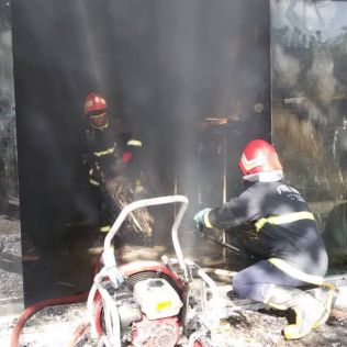 آتش نشانی نیشابور - آتش سوزی مغازه دوزندگی خودرو