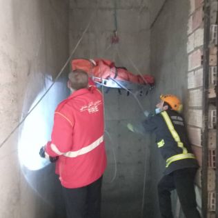 آتش نشانی نیشابور - تخریب غیر اصولی دیوار موجب مصدوم شدن کارگر شد