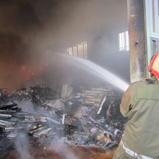 آتش نشانی نیشابور - آتش سوزی گسترده در یک کارخانه تولیدی