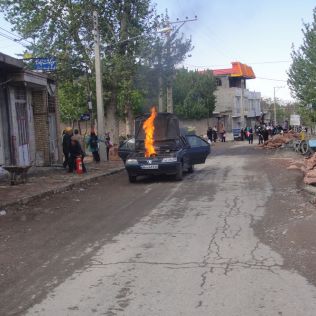 آتش نشانی نیشابور - خاموش کننده اتوبوس آتش نشانی خودرو پژو را از سوختن کامل نجات داد