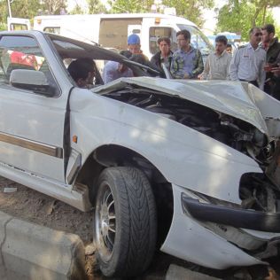 آتش نشانی نیشابور - برخورد پژو پارس با درخت