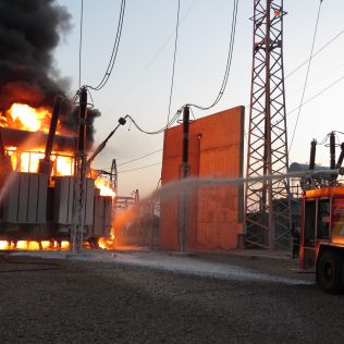 آتش نشانی نیشابور - آتش سوزی پست برق ۴۰۰ کیلوولت مهار شد