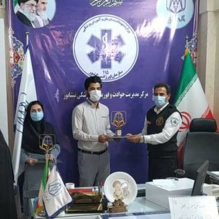 آتش نشانی نیشابور - اهدای تقدیر نامه سازمان علوم پزشکی نیشابور  به آتش نشان 