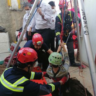 آتش نشانی نیشابور - نجات کودک ۱۲ ساله از داخل چاه ۸ متری