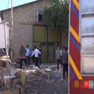 آتش نشانی نیشابور - نجات خانم جوان از زیر آوار