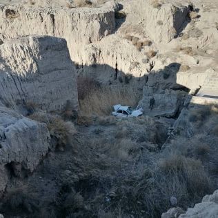 آتش نشانی نیشابور - مصدومان حادثه رانندگی پس از ۲روز در عمق یک کال پیدا شدند