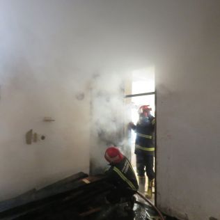 آتش نشانی نیشابور - آتش سوزی در دو کارگاه نجاری در نیشابور مهار شد