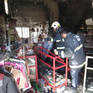 آتش نشانی نیشابور - مغازه لوازم آرایشی دچار آتش سوزی شد 
