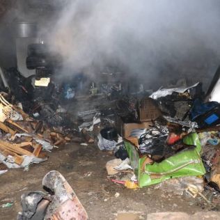 آتش نشانی نیشابور - آتش سوزی انباروسایل منزل مسکونی توسط آتش نشانان خاموش شد 