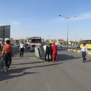 آتش نشانی نیشابور - واژگونی خودرو و سواری در مقابل دانشگاه پیام نور