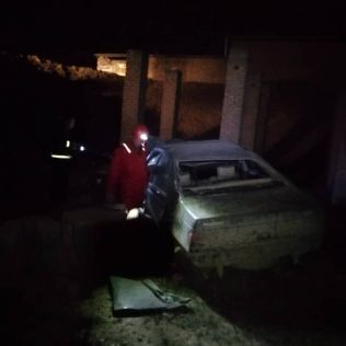 آتش نشانی نیشابور - واژگونی خودرو پژو موجب نشت گاز و محبوس شدن راننده شد 