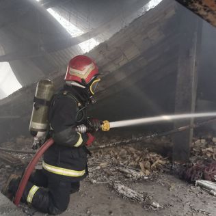 آتش نشانی نیشابور - آتش سوزی کارخانه تولید لوازم خانگی شهرک صنعتی خیام نیشابور مهار شد 