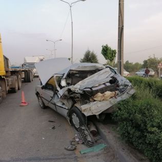 آتش نشانی نیشابور - تصادف کامیون با خودرو پژو در بلوار امام رضا (ع)