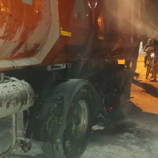 آتش نشانی نیشابور - خاموش کننده های همسایه ها به جنگ آتش تریلر رفت 