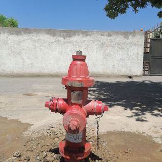 آتش نشانی نیشابور - نصب یک دستگاه شیر آتش نشانی در ابتدای بلوار جانبازان 