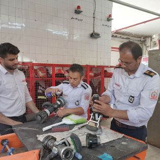 آتش نشانی نیشابور - تعمیر سه دستگاه سرنازل پوک و یک دستگاه اینداکتور بین مسیر توسط رسول غیبی از آتش نشانان ایستگاه شهید 