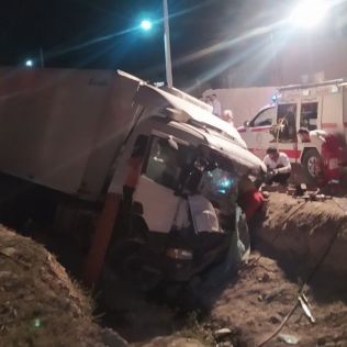 آتش نشانی نیشابور -  خارج شدن کامیون (اسکانیا) یخچالدار ازجاده درساعت 21 