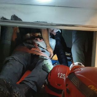 آتش نشانی نیشابور - گیرکردن نصاب آسانسور مابین دودیوار حادثه سازشد 