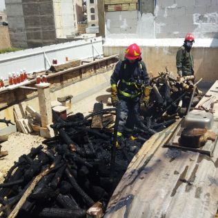 آتش نشانی نیشابور - دپوی چوب دربالای پشت بام و آتش‌سوزی که نزدیک بود تبدیل به فاجعه شود توسط آتش نشانان مهار و خاموش شد.