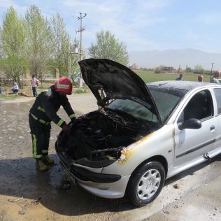 آتش نشانی نیشابور - خاموش کننده خودرو گذری به داد راننده 206 رسید 