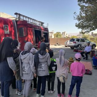 آتش نشانی نیشابور - دختران خوابگاه مریم امروز ساعتی مهمان آتش نشانان بودند 