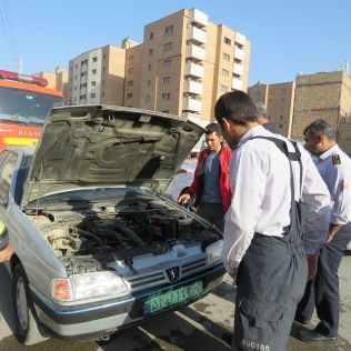آتش نشانی نیشابور - آتش سوزی خودرو پژو با نوشابه مهار شد