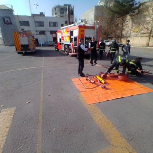 آتش نشانی نیشابور - برگزاری کارگاه اطفای حریق کامیون کشنده حامل سوخت