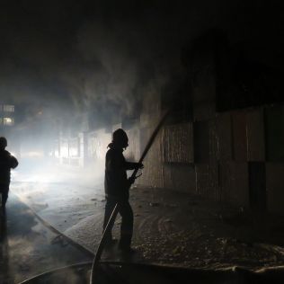 آتش نشانی نیشابور - نگهداری غیراصولی مواد شیمیایی اشتعال زا کوچه ای را به آتش کشید