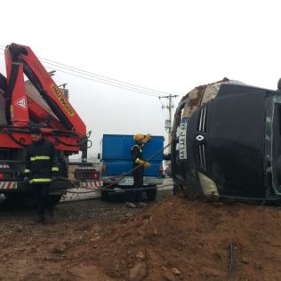 آتش نشانی نیشابور - واژگونی یکدستگاه خودرو سواری در جاده روستای صومعه