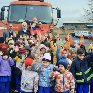 آتش نشانی نیشابور - بازدید کودکان پیش دبستانی عطر باران از ایستگاه مرکزی آتش نشانی نیشابور