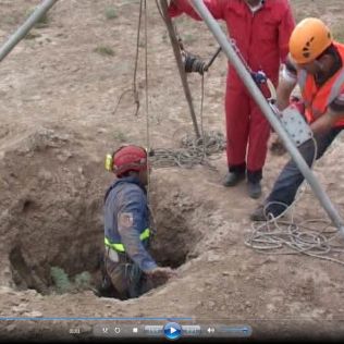 آتش نشانی نیشابور - افتادن موبایل به داخل چاه به عملیات نجات منجر شد