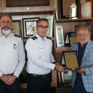 آتش نشانی نیشابور - قدردانی مدیران سازمان آتش نشانی از پدر صنعت نیشابور 