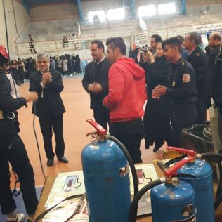 آتش نشانی نیشابور - بازدید شهردار نیشابور از غرفه هنرستان آتش نشانی در نمایشگاه پژوهش